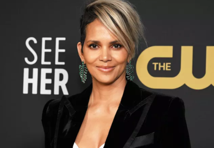 Halle Berry는 선반 설정에서 웃긴 엘프의 사진을 공유합니다: '올해도 장난꾸러기'. Halle Berry는 선반 설정에서 웃긴 엘프의 사진을 공유합니다: '올해도 장난꾸러기'.