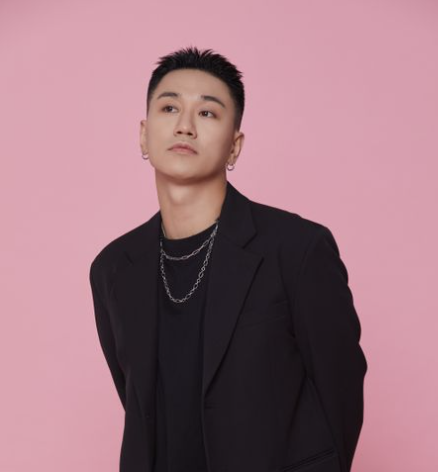 김경욱 부캐 김홍남 나일론 머스크 다나카 상 김건욱