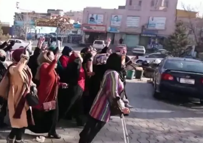 탈레반 장관은 세계적인 반발이 커짐에 따라 여성들에게 대학을 폐쇄하는 것을 옹호합니다. 탈레반 장관은 세계적인 반발이 커짐에 따라 여성들에게 대학을 폐쇄하는 것을 옹호합니다.