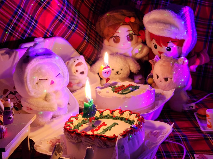 2022 크리스마스이브 소소한 홈파티 with 떡케이크, 모스카토 와인, LED 스노우볼, 귀염 뽀짝 인형들 2022 크리스마스이브 소소한 홈파티 with 떡케이크, 모스카토 와인, LED 스노우볼, 귀염 뽀짝 인형들