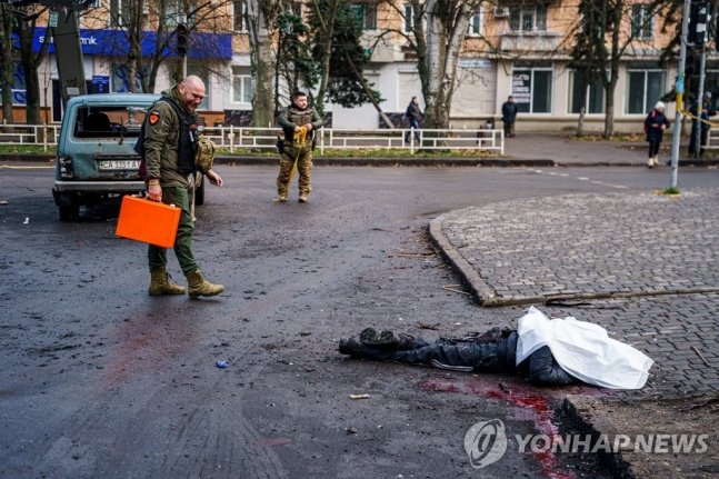 러, 크리스마스 이브에도 헤르손 무차별 포격…10명 사망 러, 크리스마스 이브에도 헤르손 무차별 포격…10명 사망