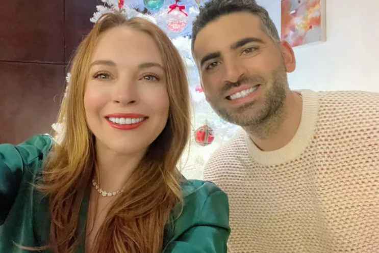 Lindsay Lohan은 남편 Bader Shammas와 휴일 셀카를 위해 미소짓습니다: '모두 메리 크리스마스!'