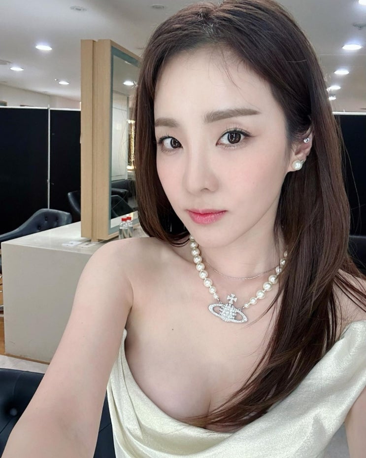 '37Kg 소식좌' 가수 산다라박, 마른 몸매 소유자의 반전 글래머 볼륨감...과감한 드레스 자태 뽐내 '37Kg 소식좌' 가수 산다라박, 마른 몸매 소유자의 반전 글래머 볼륨감...과감한 드레스 자태 뽐내