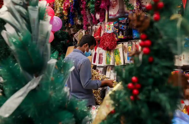 '당신은 세일 중인 나무를 봅니다': 사우디아라비아의 크리스마스 금기 완화.