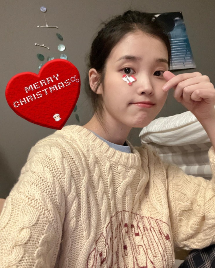 가수 아이유, 팬들을 위해 크리스마스 선물 준비...처음으로 혼자 촬영한 브이로그