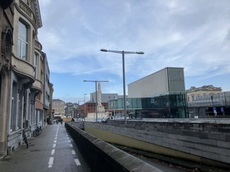 벨기에 브리헤 Brugge 크리스마스 마켓을 향한 기차 여행 벨기에 브리헤 Brugge 크리스마스 마켓을 향한 기차 여행