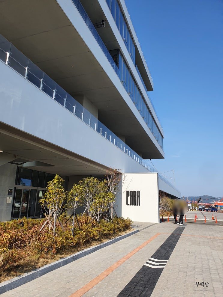  부산 동삼동 눈에 펼쳐진 파노라마 바다를 느낄 수 있는 피아크카페
