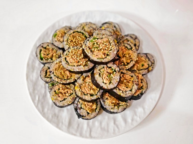  묵은지참치김밥만들기. 간단하지만 정말 맛있는 레시피. 참치김밥 사 먹지 말고 만들어서 먹자!!^^