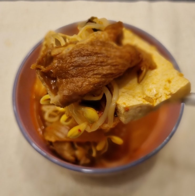  저녁메뉴는 따뜻한 김치콩나물국이에요~