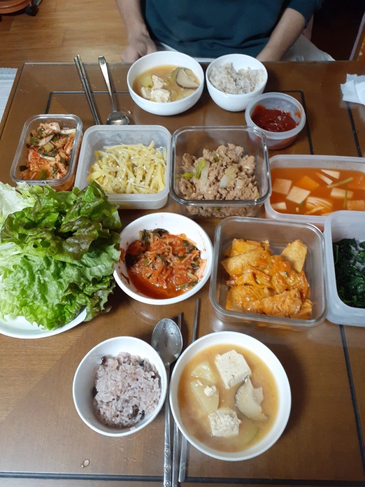  참치볶음 상추쌈 된장 백반 , 새해인사