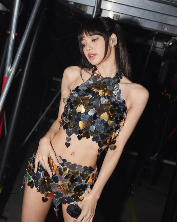 유럽 투어 중인 블랙핑크 리사 근황, 눈에 띄는 기럭지 라인...주체할 수 없는 넘치는 끼 발산 유럽 투어 중인 블랙핑크 리사 근황, 눈에 띄는 기럭지 라인...주체할 수 없는 넘치는 끼 발산