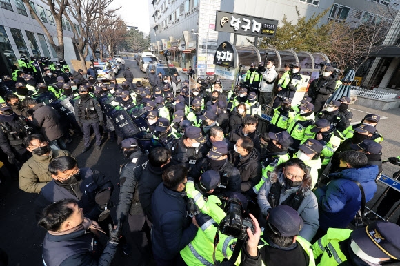 민주당사 점거!! :: 노조법 개정 <b>촉구</b>(feat.<b>노란봉투법</b> 개정)