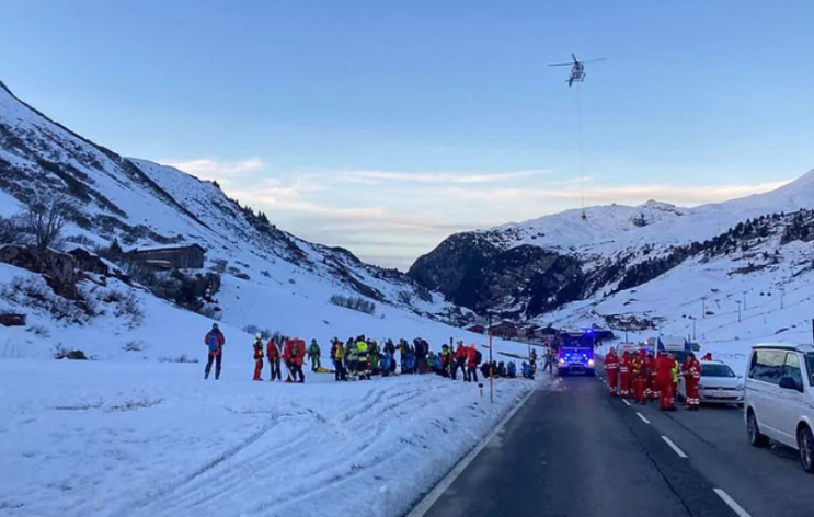 오스트리아 눈사태에서 실종된 것으로 우려된 스키어 10명이 살아있는 채 발견되었습니다; 한 명은 중상을 입었습니다.