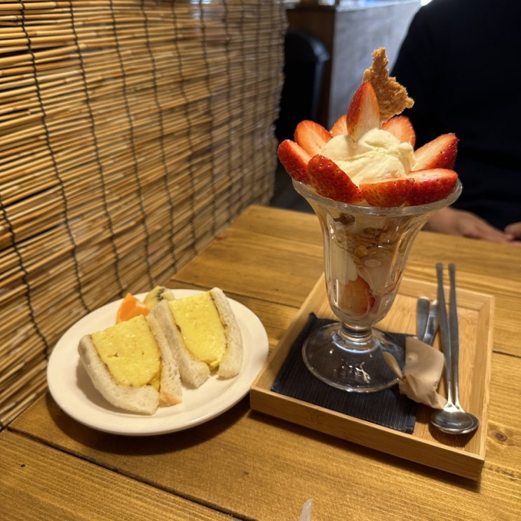 [부평구청] 카페 소삼에서 딸기파르페 맛보기!