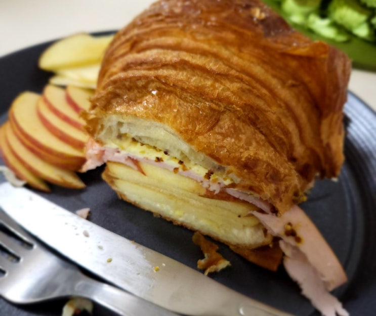  카페에서 먹는 맛있는 크로와상 샌드위치 만드는 방법