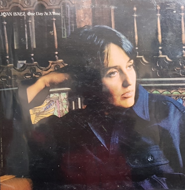  Joan Baez