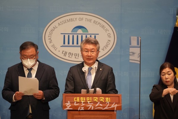  여야 국회의원 50여명 “여수 향일암 거북머리 군부대 이전 촉구” 기자회견