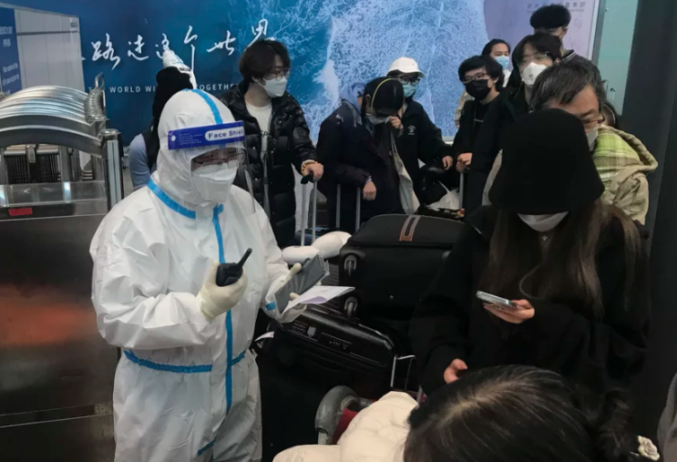 미국은 중국에서 온 여행객들에게 비행 전에 음성 코로나 검사를 보여줄 것을 요구할 것입니다. 미국은 중국에서 온 여행객들에게 비행 전에 음성 코로나 검사를 보여줄 것을 요구할 것입니다.