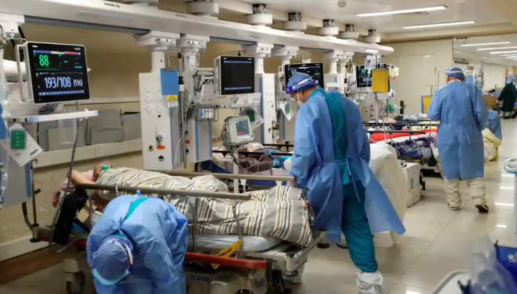 코로나 감염 급증 속에 중국 병원 '매우 바쁘다'