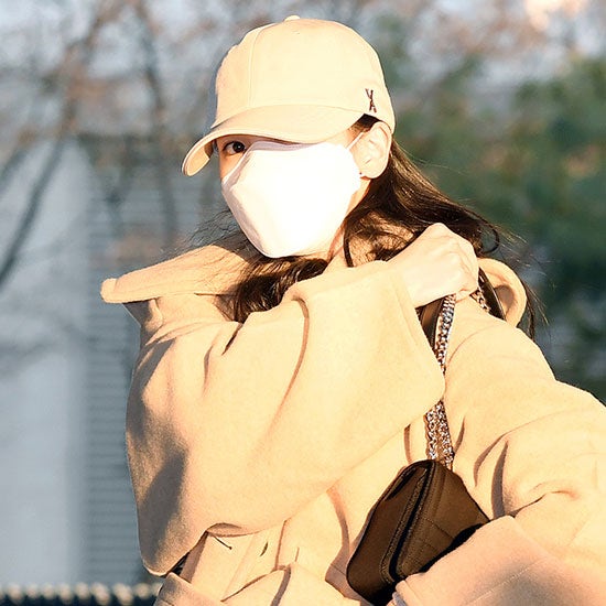 TWICE Mina's Favorite Item: The VARZAR Small-Head Ball Cap for Airport Fashion!