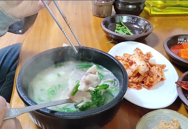 신월동 동네 국밥에서 맛나게 먹었어요