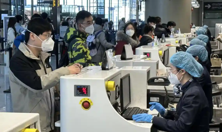 미국은 중국에서 도착한 사람들에게 음성 코로나 검사를 제공하도록 요구합니다. 미국은 중국에서 도착한 사람들에게 음성 코로나 검사를 제공하도록 요구합니다.