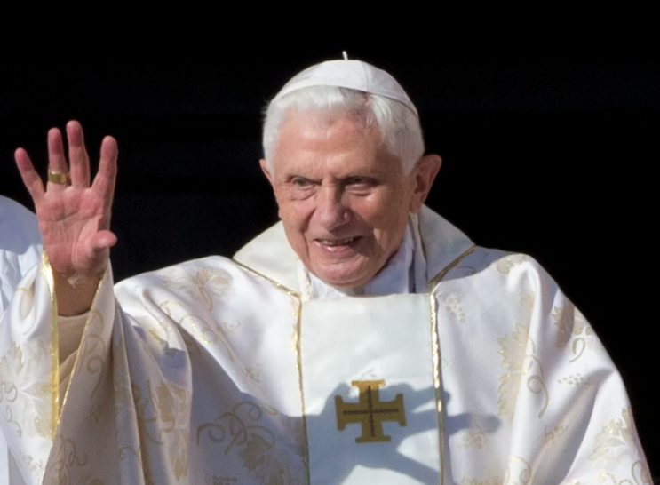 바티칸은 은퇴한 교황 베네딕토 16세의 건강이 악화되고 있다고 밝혔습니다.