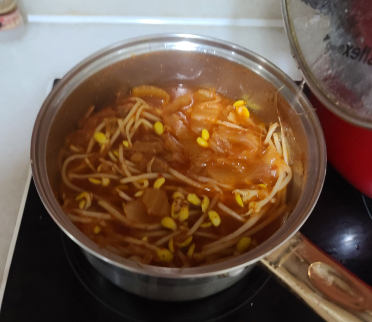  아침밥 김치콩나물국 시원하게 풀어줘요