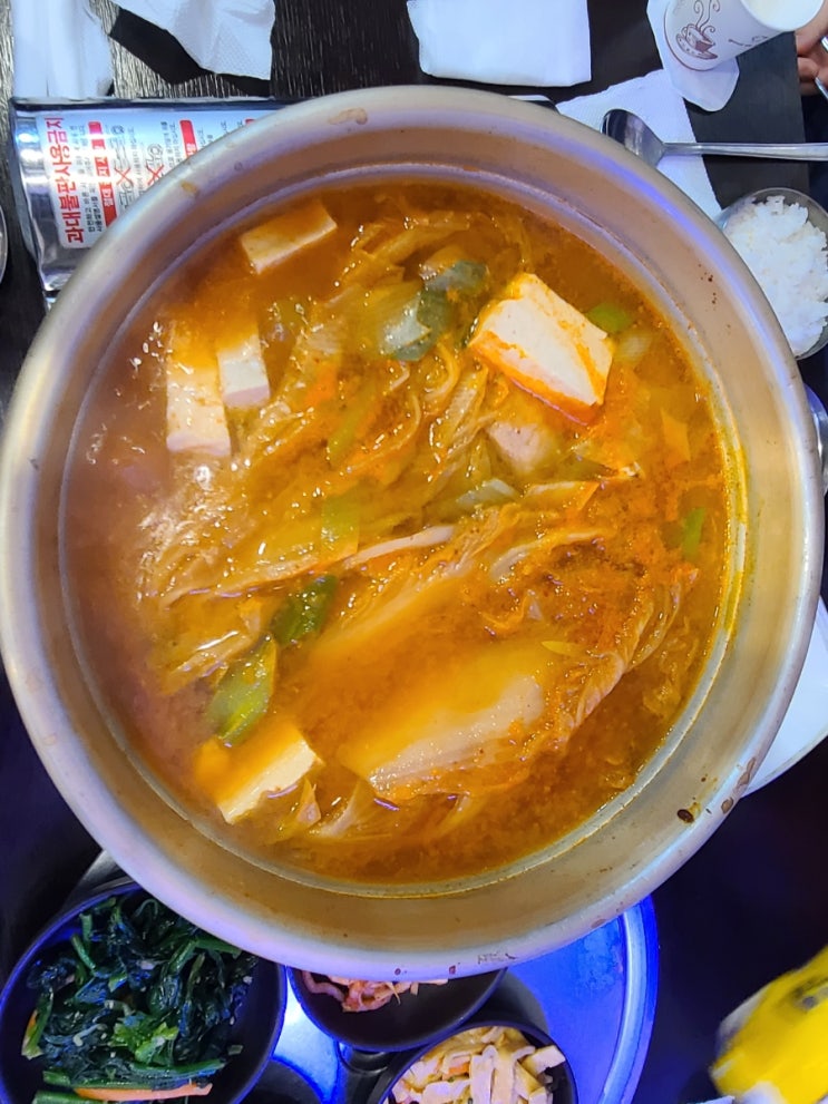  [옛촌숯불돼지갈비] 돼지갈비가 통으로 들어가 쫄깃쫄깃 맛있는 김치찌개