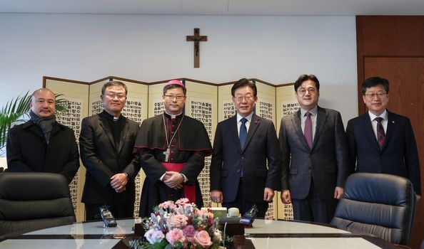 <b>이재명</b> 대표님과 함께 <b>정순택 대주교</b>님을 예방하고... 
