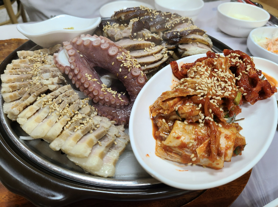  족발과 보쌈 문어까지 나오는 여수 동방식당 리뷰!!