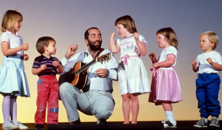 Rafi Cavoukian: 어린이 트라우바두르에서 기후 운동가까지입니다. Rafi Cavoukian: 어린이 트라우바두르에서 기후 운동가까지입니다.