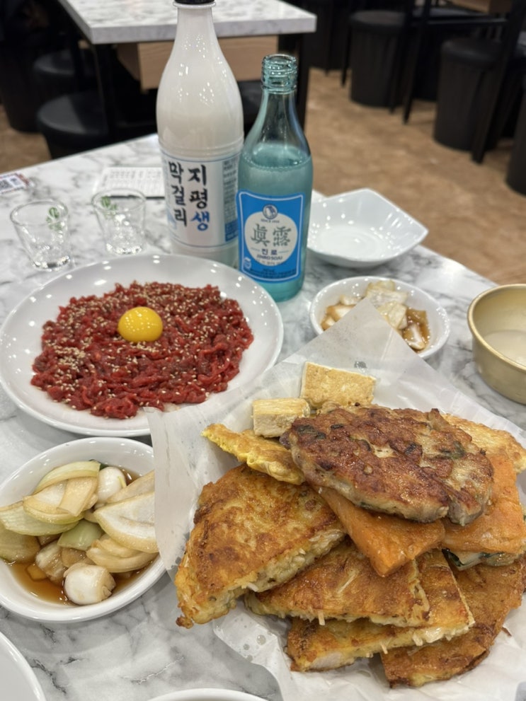  종로 5가 광장시장 생육회 모둠전 맛집 ‘창신육회 4호점’