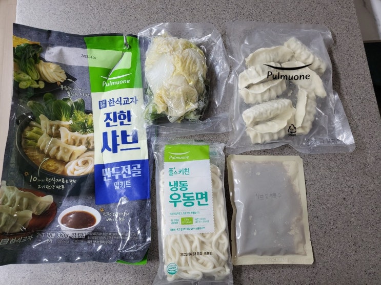  진한 소고기 육수가 매력적인 풀무원 진한 샤브 만두전골 밀키트
