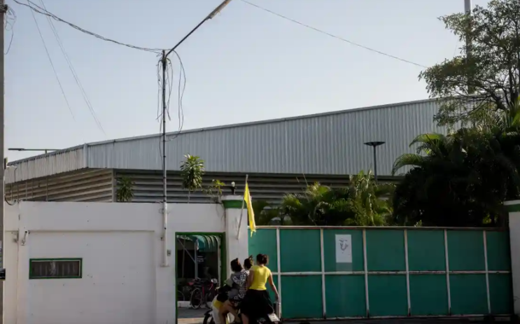 태국 경찰은 전 테스코 공급업체의 전직 근로자들을 대상으로 땀샘 관련 주장을 심사합니다.