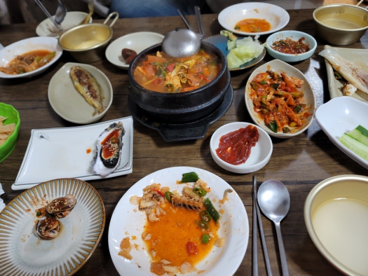  제육볶음에..조기구이에..쭈꾸미숙회에..메추리구이..안주들이 계속 나오고 사라지는 마법! 전주 막걸리 노포집! 옆테이블 손님 용돈까지 정겹다(feat. 전주노포투어)