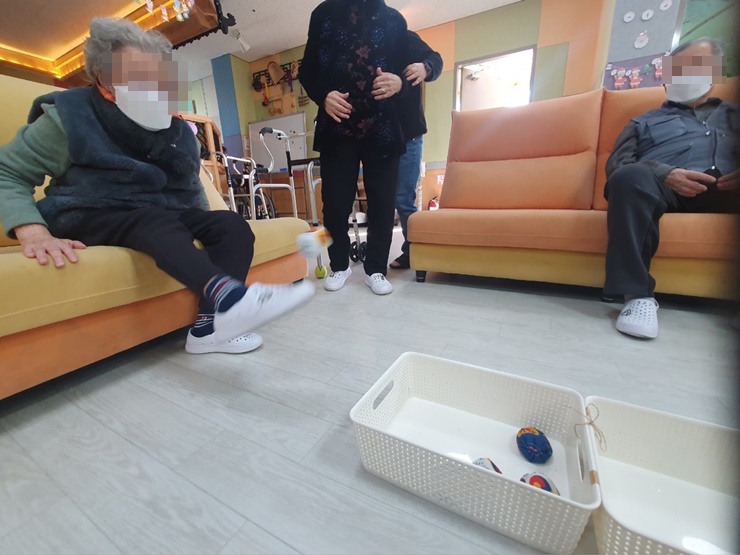  김해주간보호센터, 장유주간보호센터 국내최고의 프리미엄 온유한주간보호센터 신체활동 - (집중력 향상)오재미 축구