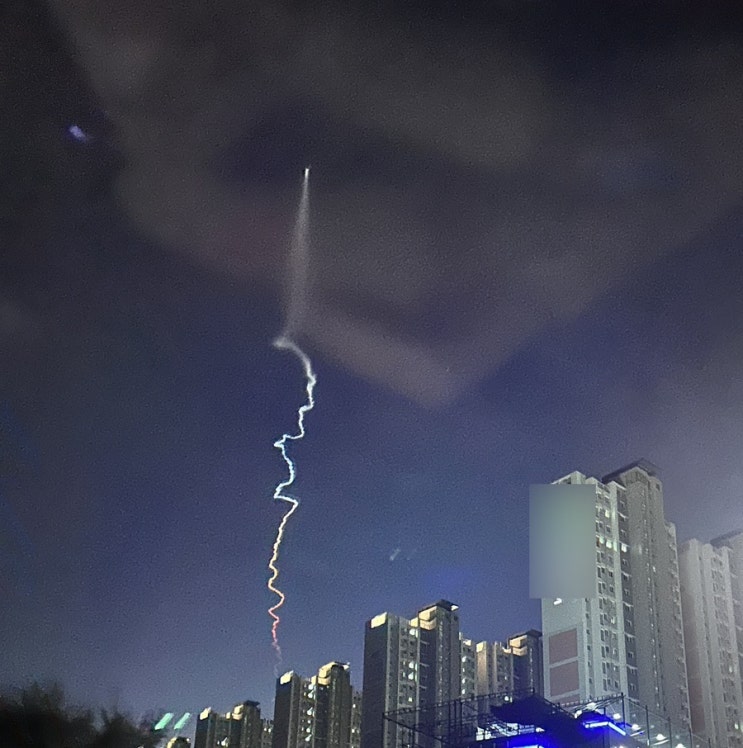 [실시간제보] 오늘 방금!! 하늘에서 신비한 미확인비행물체(뭔지 모르겠음) 발견했어요 UFO인가?! 신비한 현상발견!!