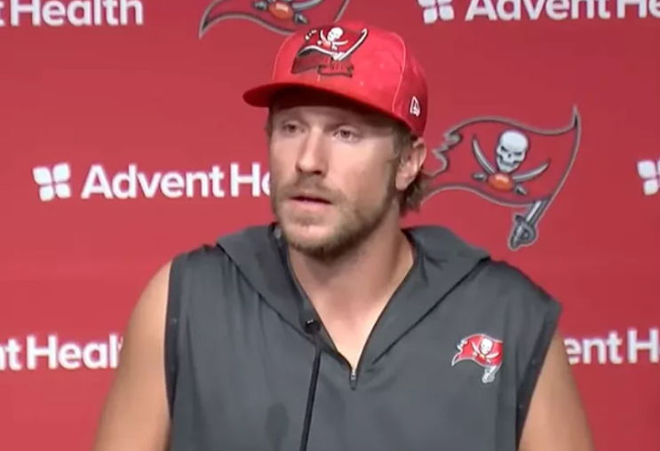 Tampa Bay Buccs 백업 QB Blaine Gabbert는 헬리콥터 추락 후 4명을 구하는데 도움을 줍니다. Tampa Bay Buccs 백업 QB Blaine Gabbert는 헬리콥터 추락 후 4명을 구하는데 도움을 줍니다.