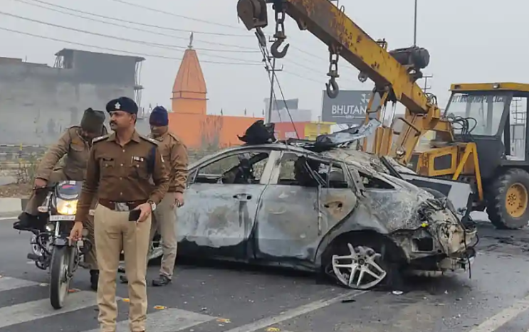 인도의 위켓 키퍼 리샤브 팬은 심각한 교통사고 후 '생존할 수 있는 행운'을 얻었습니다.
