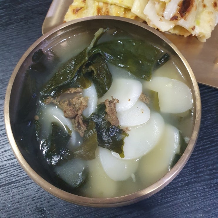 새해맞이 한상차림 미역국 떡국 소고기 육전 소불고기 배추전 메뉴 추천 새해맞이 한상차림 미역국 떡국 소고기 육전 소불고기 배추전 메뉴 추천
