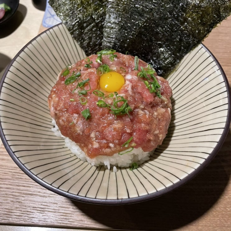  고급 육회 비빔밥 먹음