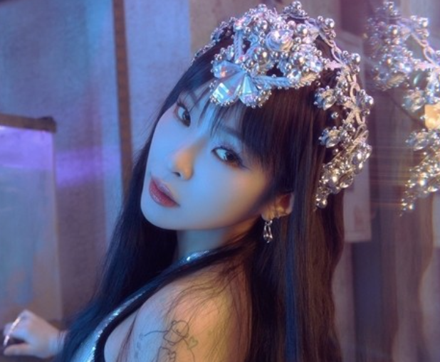 헤이즈, ‘빙글빙글’ 콘셉트 포토…화면을 뚫고 나올 것 같은 입체적 비주얼 헤이즈, ‘빙글빙글’ 콘셉트 포토…화면을 뚫고 나올 것 같은 입체적 비주얼