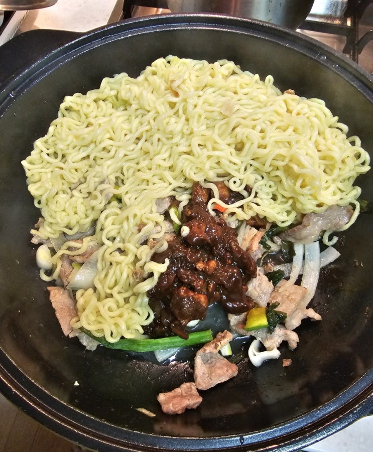  짜장라면에 실제로 짜장 넣어보기