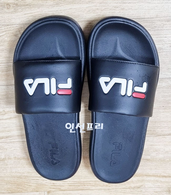  필라 슬리퍼 구매 했다! 회사에서 편하게 신으려고,,, (평소라면 삼선 슬리퍼 사겠지만 질이 안 좋아졌네;;)