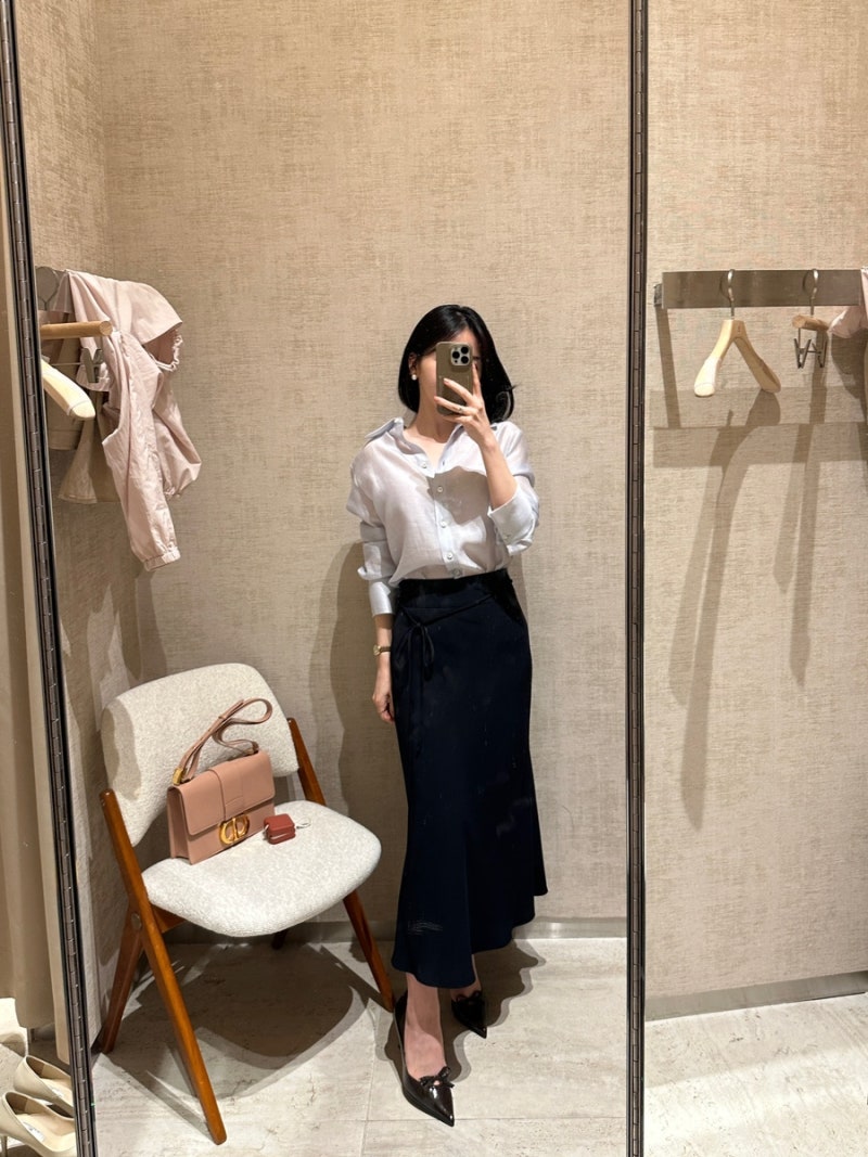 시에 sie 더현대 4월신상 - 러플 코튼 블라우스 알리나 타이스커트 소프트 스퀘어넥니트보브 ....