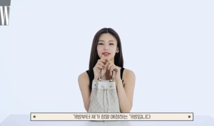 있지 예지, 아이유가 선물한 명품백 자랑 "아까워서 많이 못 들어" 있지 예지, 아이유가 선물한 명품백 자랑 "아까워서 많이 못 들어"