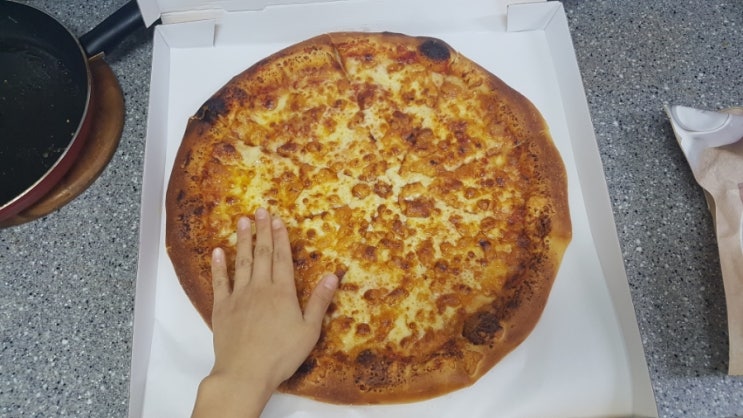  이마트 치즈디럭스 피자: 가성비 끝판왕