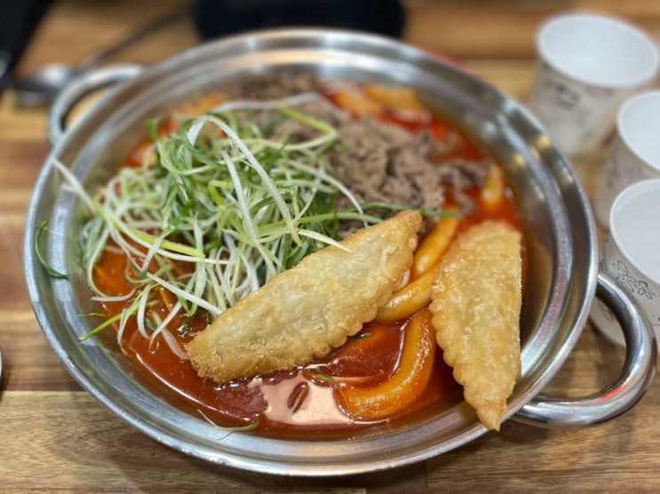  [서울 마포구 홍대입구역 맛집] 청년다방 홍대로데오점 : 차돌떡볶이 버터갈릭 감자튀김 치킨 치즈볼 맛집 내돈내산 후기