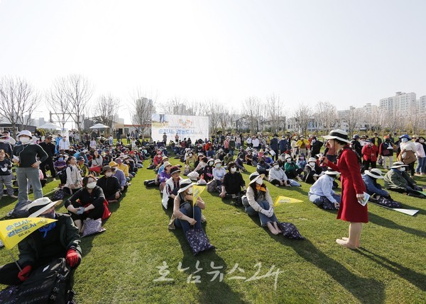  순천시, 오천그린광장 어싱길 2.5km 맨발걷기 행사 시민 800명 참여 성황리 마쳐